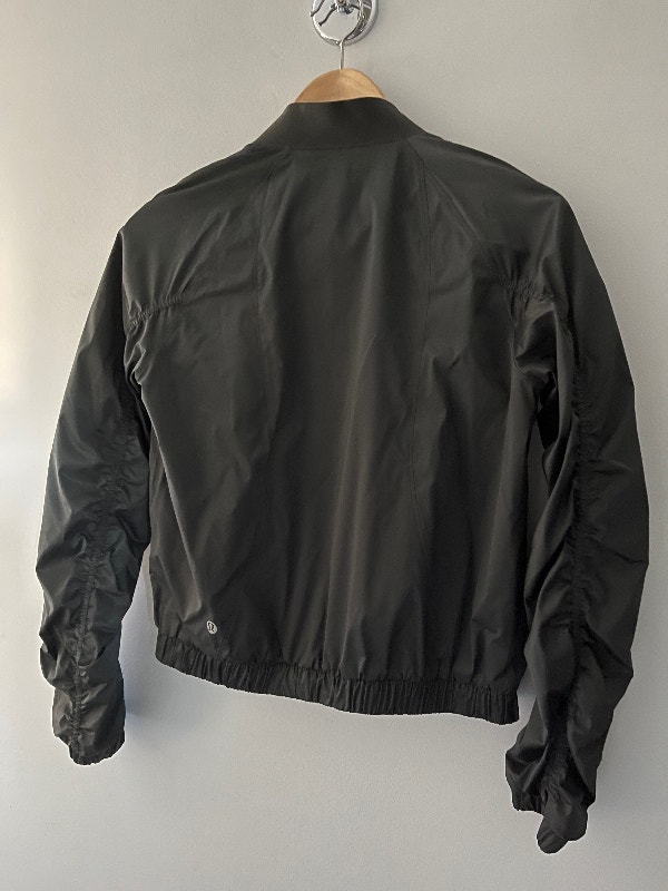 LULULEMON Women’s Army Green Bomber Jacket Size 2 - photo 4