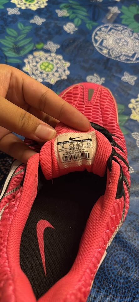 Nike Air Shoes (Womens) - photo 2