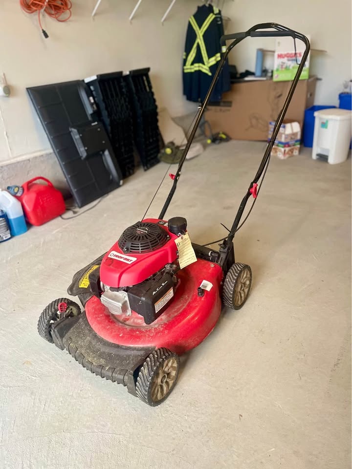 Troy-Bilt Lawn Mower – Honda GCV160 Engine – Runs Strong - photo 2