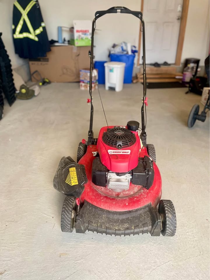 Troy-Bilt Lawn Mower – Honda GCV160 Engine – Runs Strong - photo 3