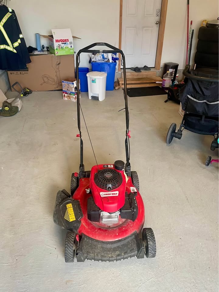 Troy-Bilt Lawn Mower – Honda GCV160 Engine – Runs Strong - photo 4