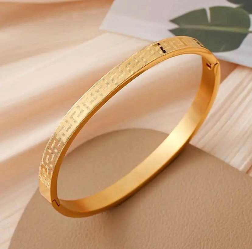 Valentine’s Gift: Elegant Bracelet