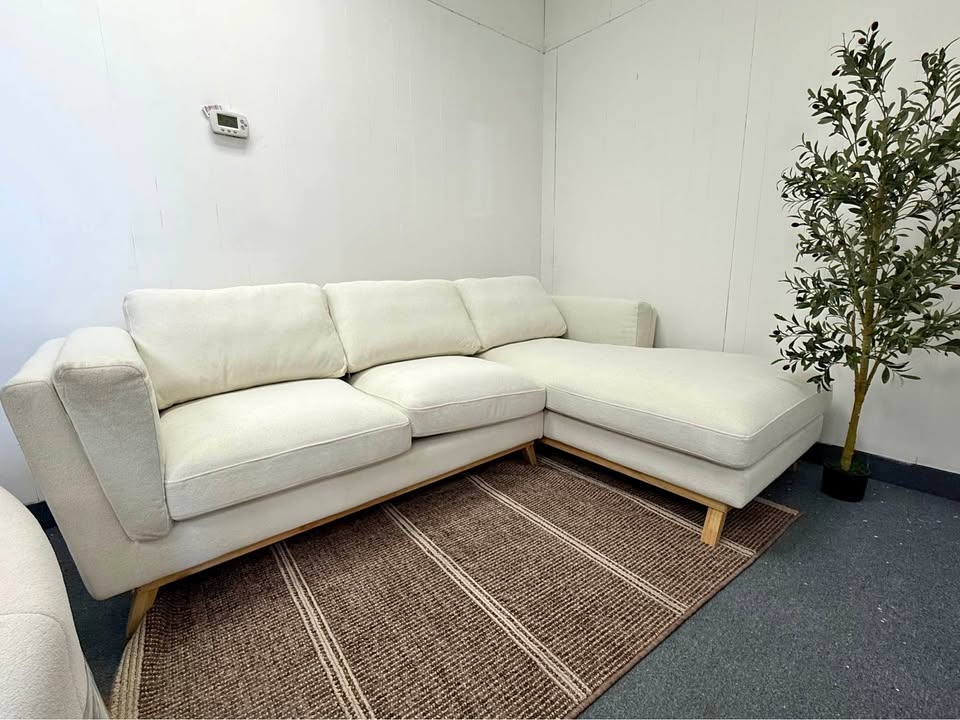Modern L-Shaped Sectional Sofa – Brand New