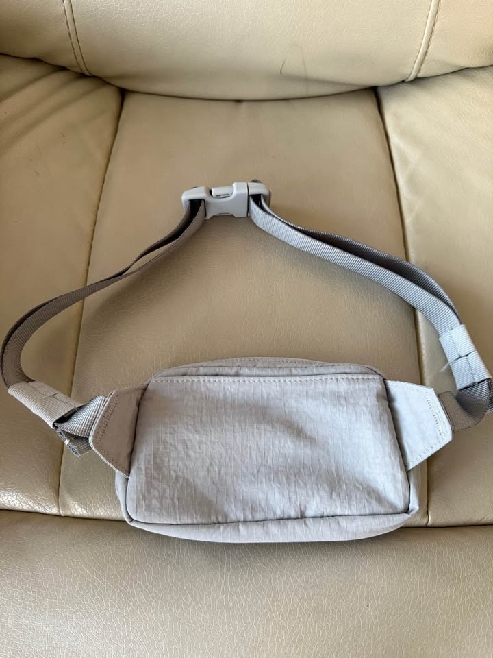 Lululemon Belt Bag Light Grey - photo 2