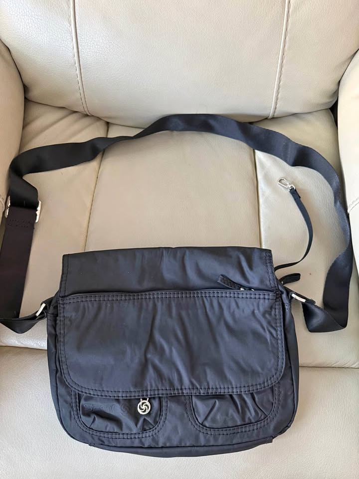 Samsonite black messenger crossbody bag