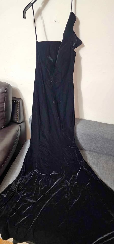 Betsy & Adam Women's Long Velvet prom Dress