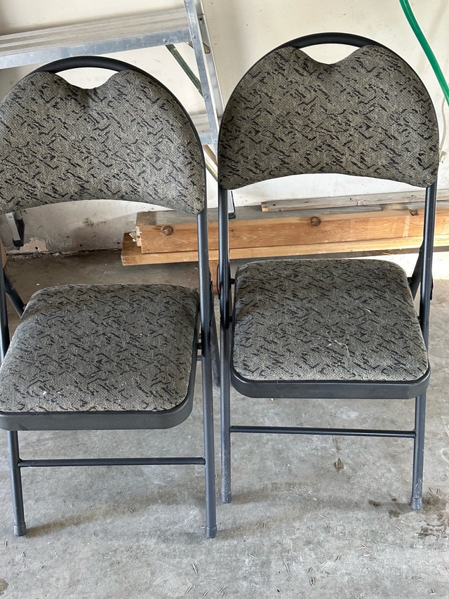 2 folding chairs for sale