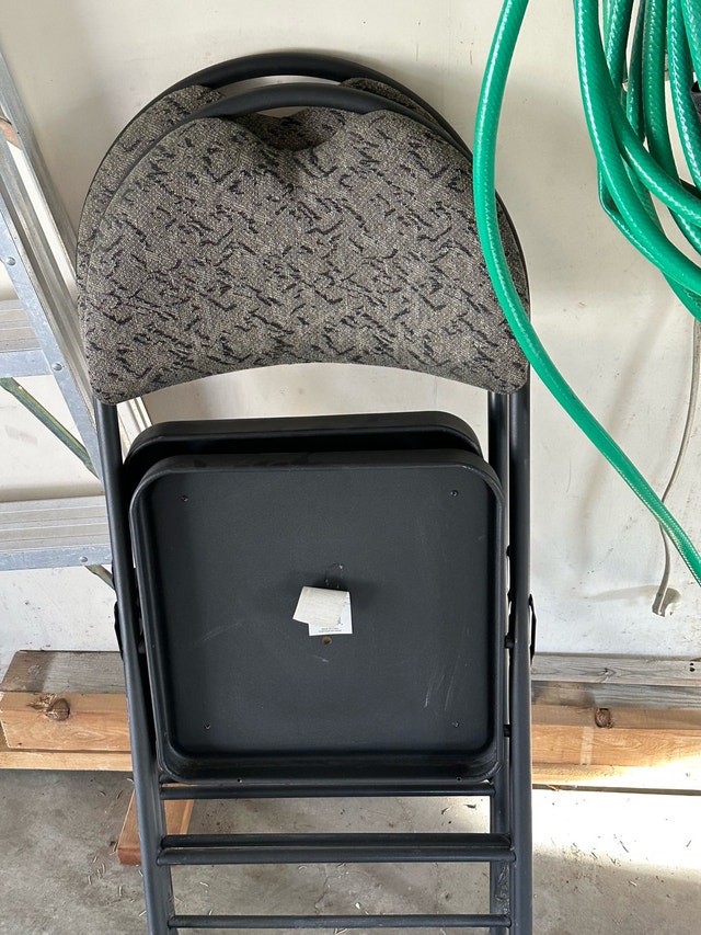 2 folding chairs for sale - photo 2