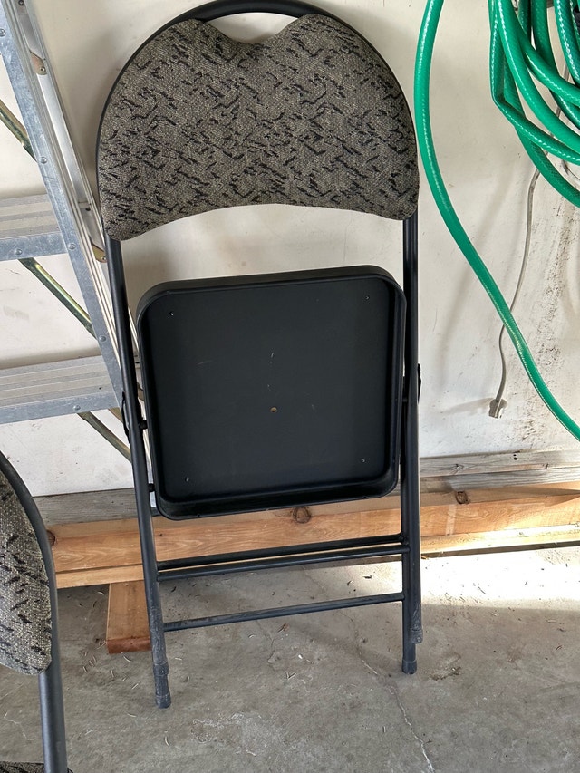 2 folding chairs for sale - photo 3