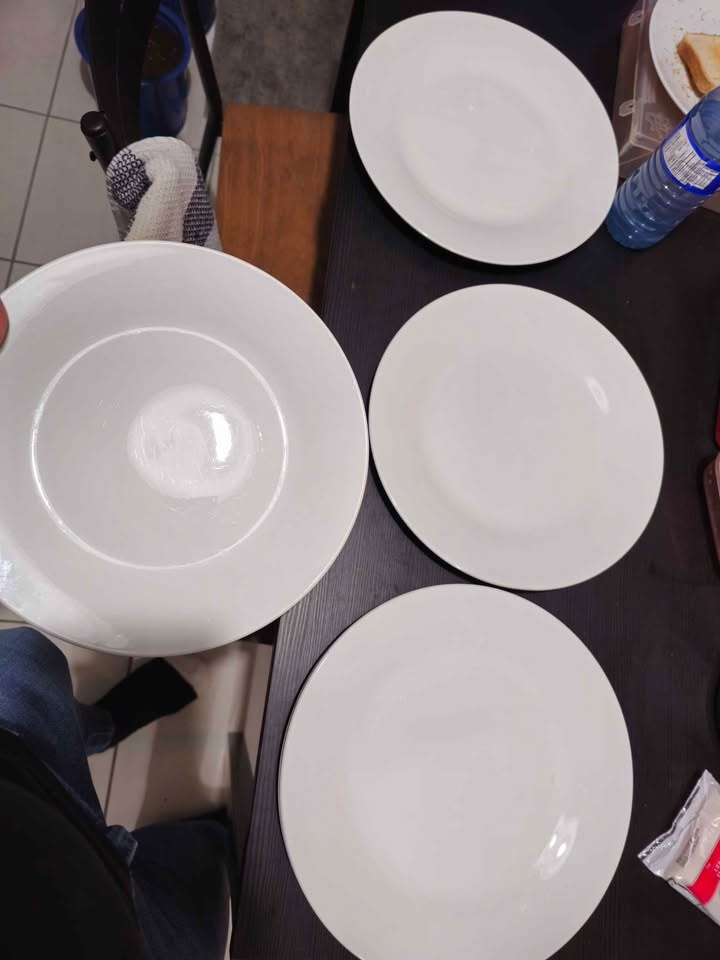 11 Plates and 2 Bowls - Dinnerware Set
