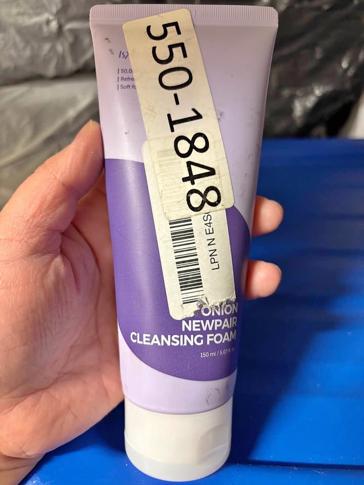 Isntree Onion Newpair Cleansing Foam