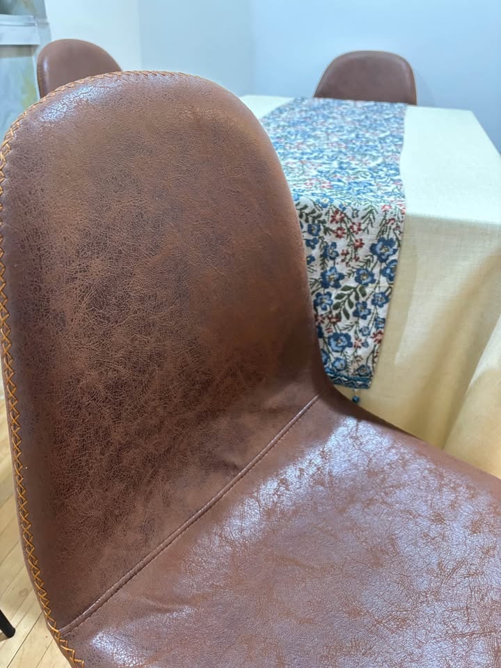 Chairs- free table - photo 2