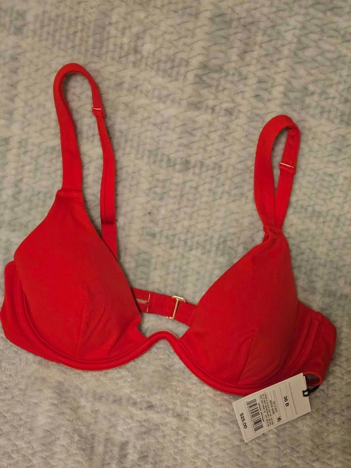 BNWT: 36B Bathing Suit Bikini Top Small/Medium