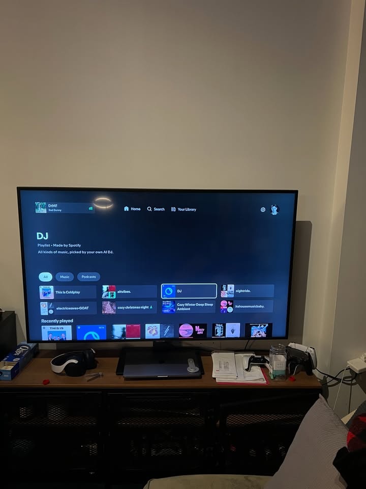 Samsung 58" 4K Smart TV + Swivel Stand (Like New)