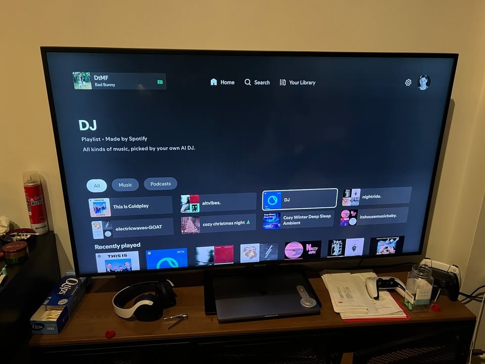 Samsung 58" 4K Smart TV + Swivel Stand (Like New) - photo 2