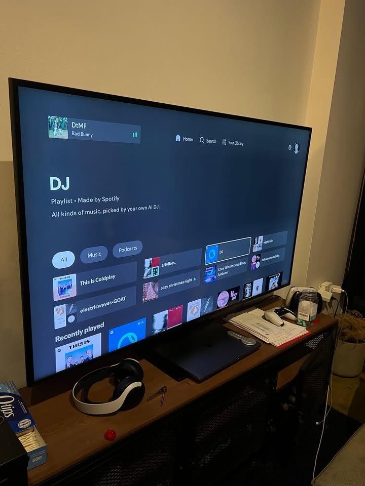 Samsung 58" 4K Smart TV + Swivel Stand (Like New) - photo 3