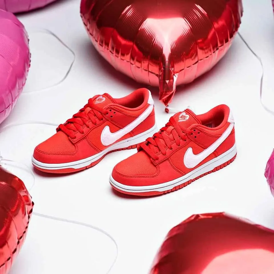 NIKE DUNK LOW 'VALENTINE'S DAY' thumbnail
