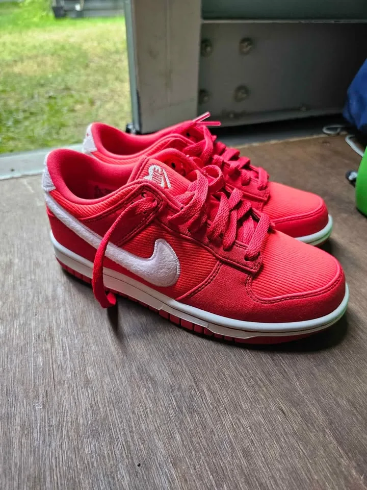 NIKE DUNK LOW 'VALENTINE'S DAY' image indicator(2)