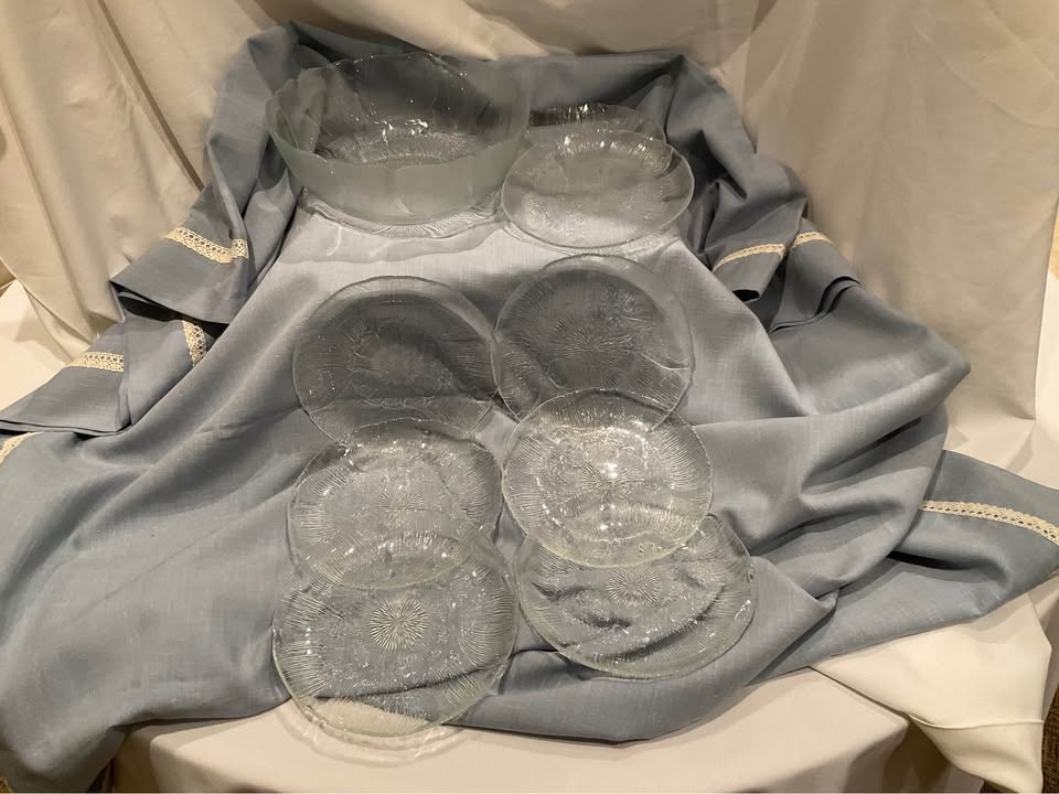 Arcoroc France FLEUR Bowl & 8 Salad/Dessert Plates - photo 3