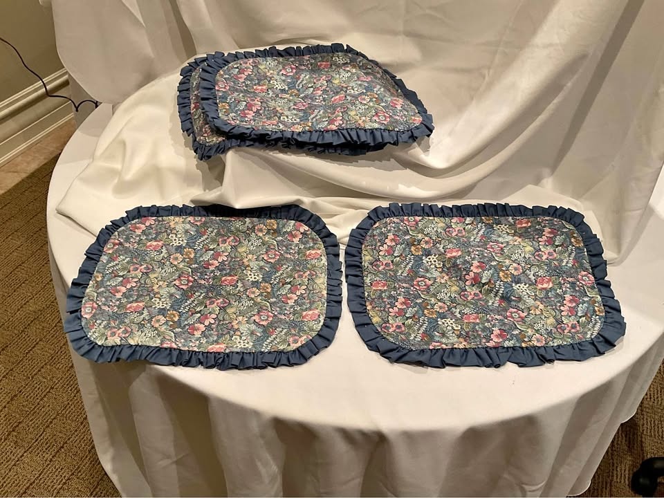 Placemats 4 Ruffled Blue Floral