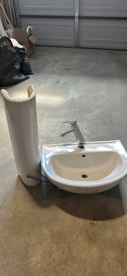 Pedestal Sink with Faucet