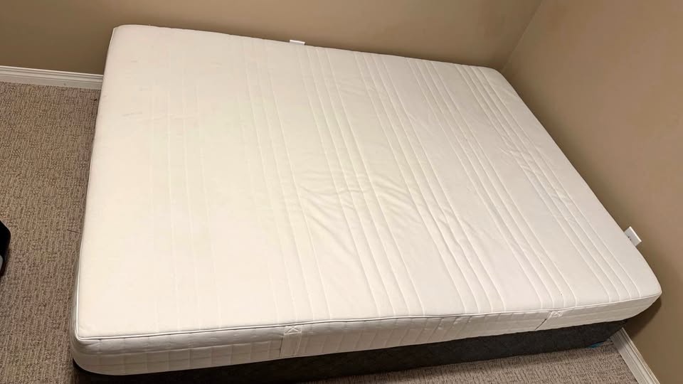 Queen Mattress & Box Spring Set – Like New!