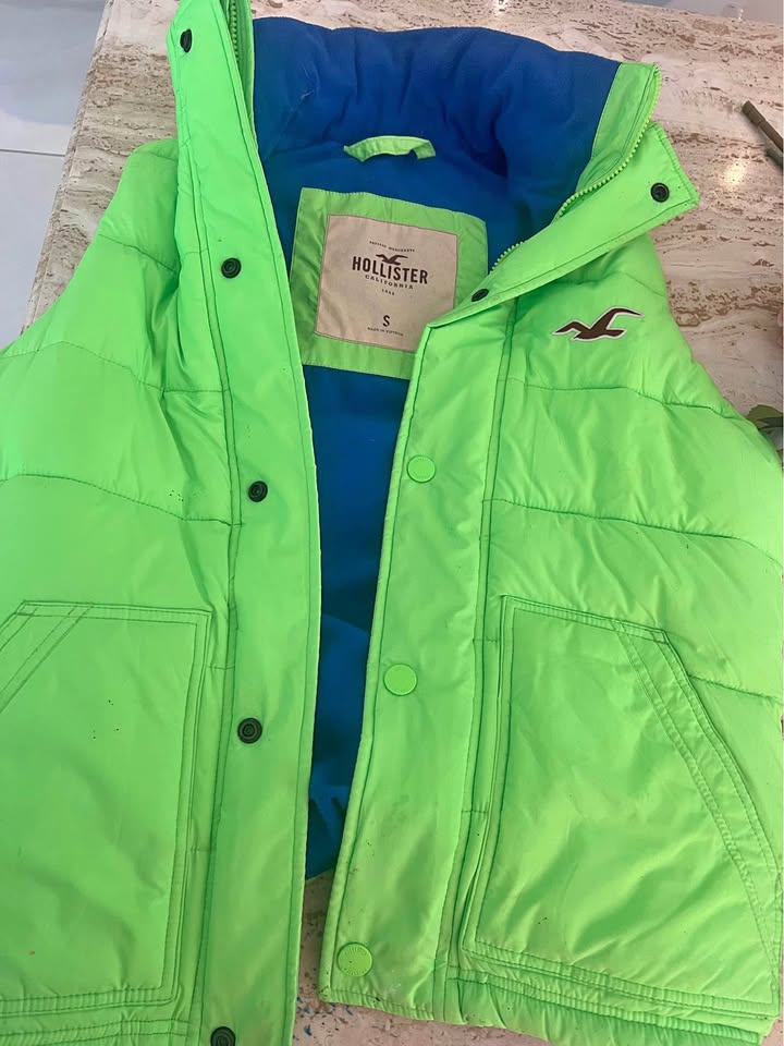 Hollister puffer vest men's size S. worn once, like new.