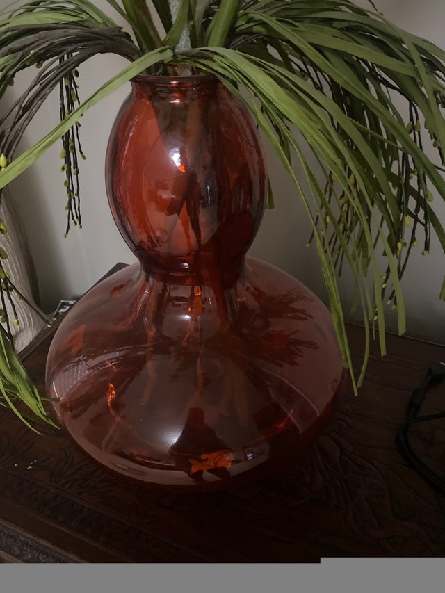 Red glass vase with flowers - photo 2
