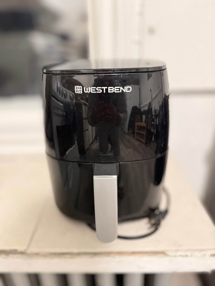 Westbend Air Fryer - photo 2