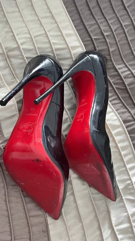 Christian Louboutin (so Kate) Black Patent Stilettos - photo 2