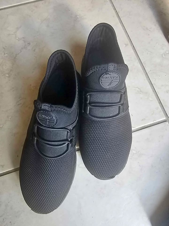 Nautica boys sneakers 6 -7 years unused