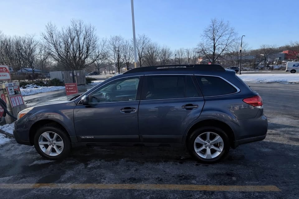 2013 Subaru Outback 2.5i Premium Wagon 4D - photo 4