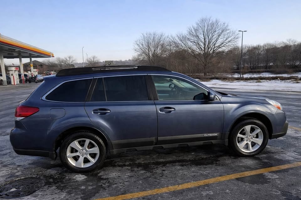 2013 Subaru Outback 2.5i Premium Wagon 4D - photo 5