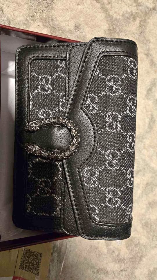 Brand new Gucci side bag ($80)