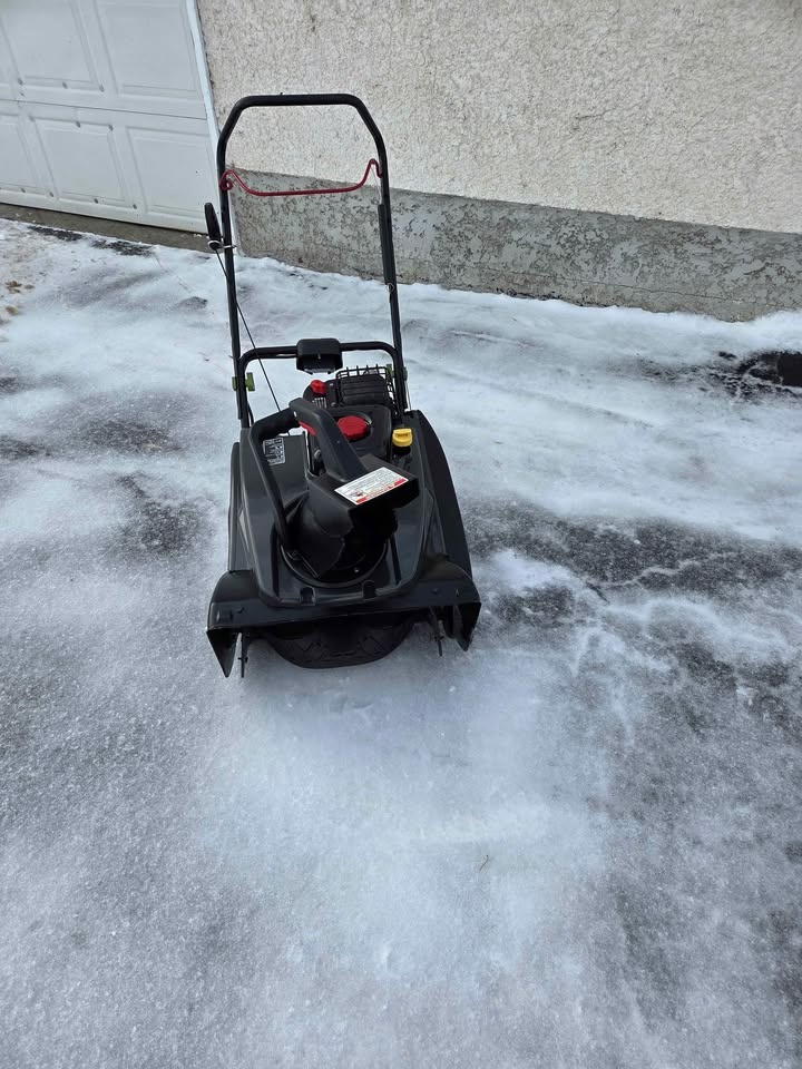 Briggs & Stratton Snowblower - photo 2