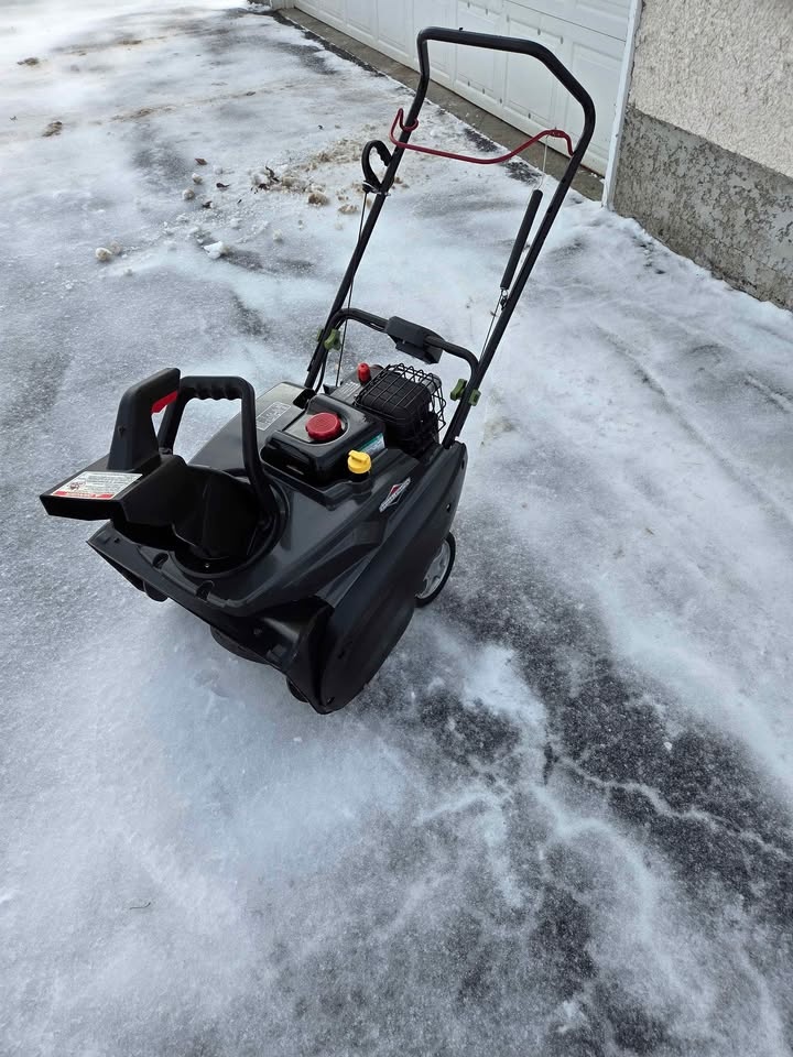 Briggs & Stratton Snowblower - photo 3