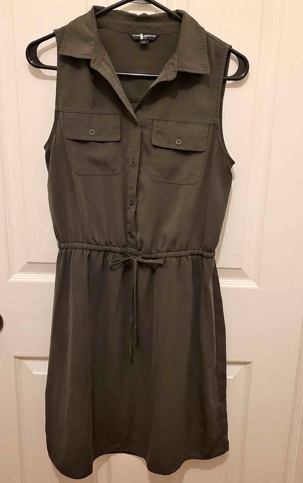 Sleeveless knee length dress - small