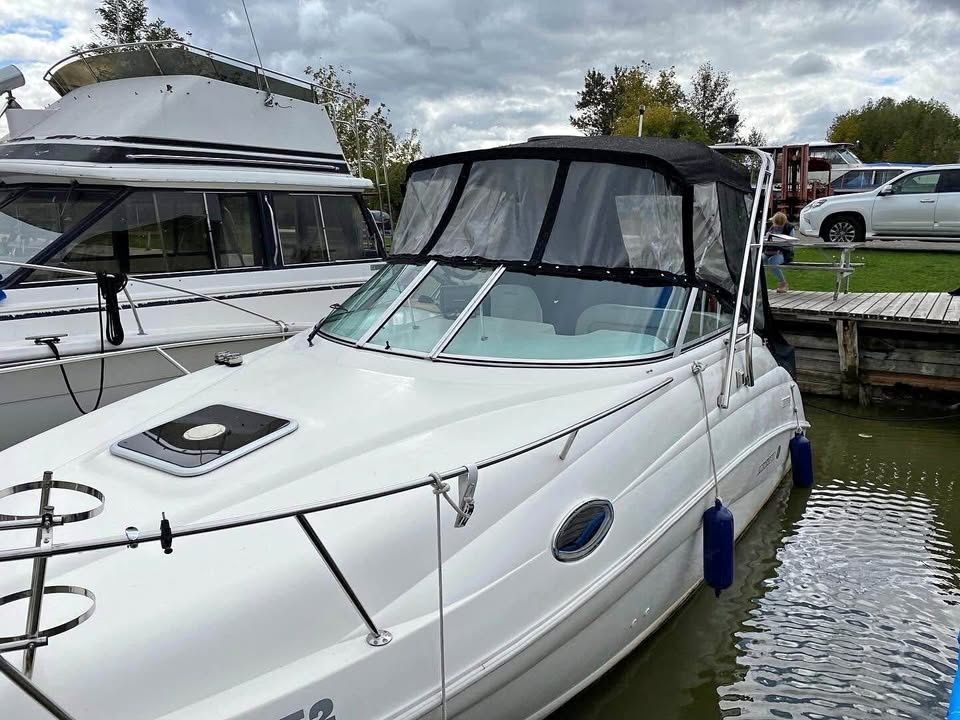 1998 Rinker Fiesta Vee 266 Boat