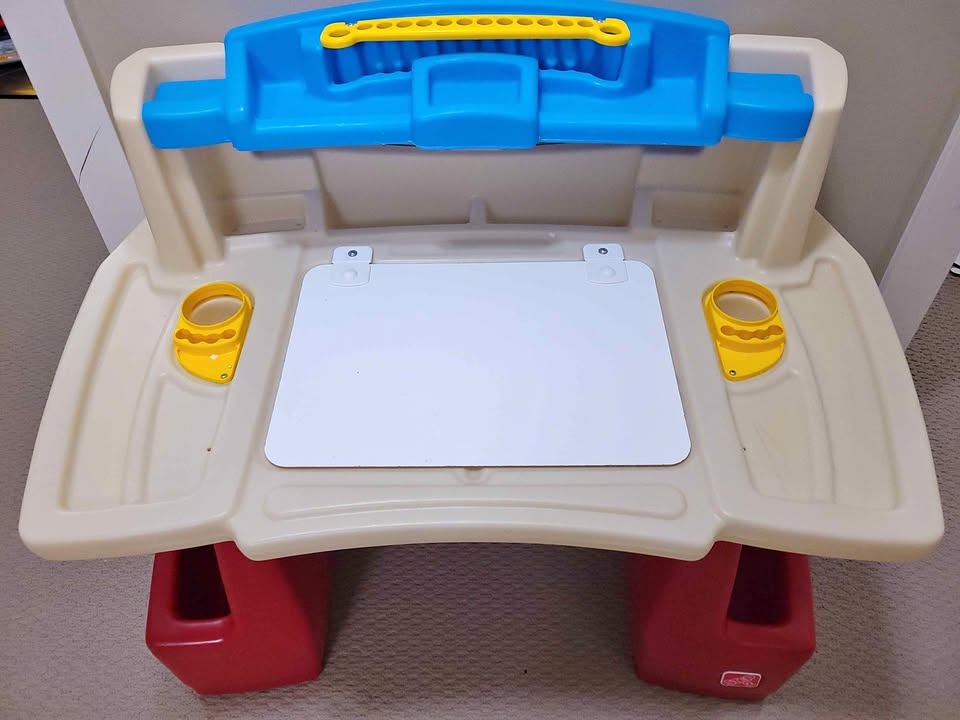 Step2 Deluxe Art Master Desk With Storage