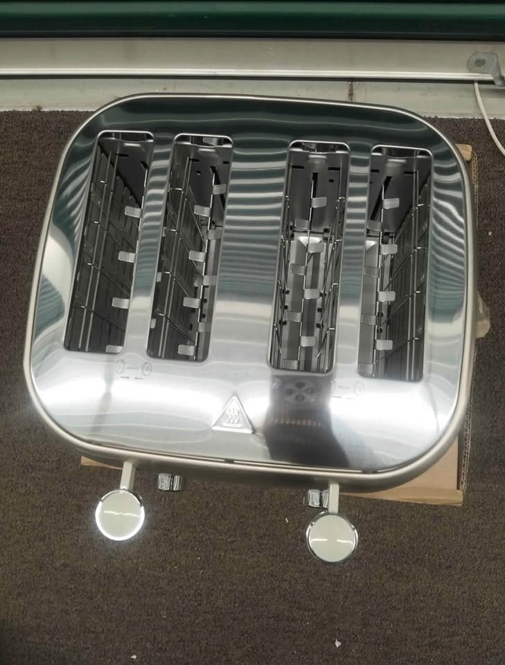 Amazon Basics 4-Slice Toaster Brushed Silver - photo 2