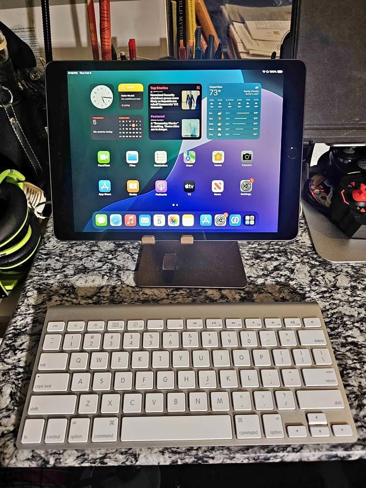 iPad 7th Gen 128GB Space Gray w/ Apple Wireless Keyboard & Stand
