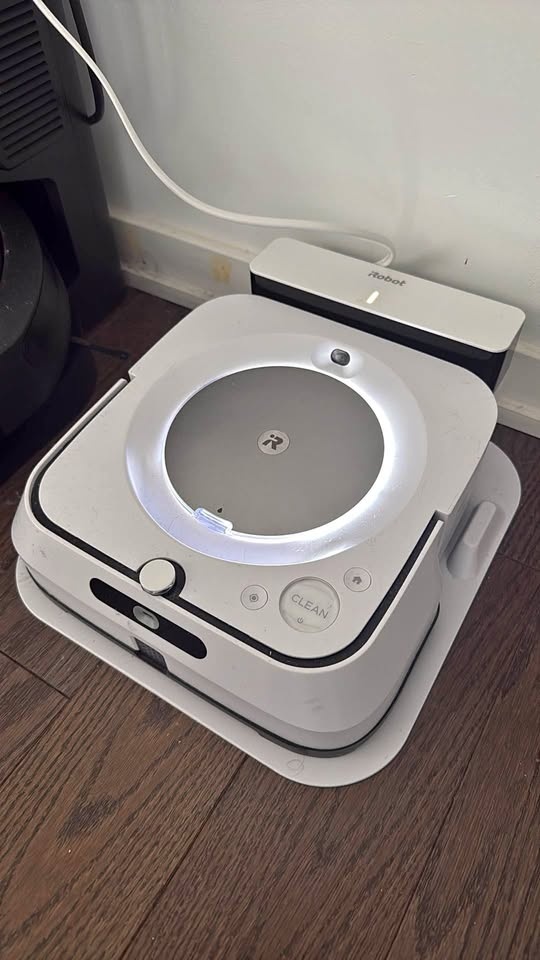 iRobot Braava jet Robot Mop w/ Dock - white