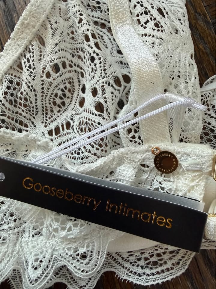 Women’s Bras - NWT & Like New - See Details - photo 4