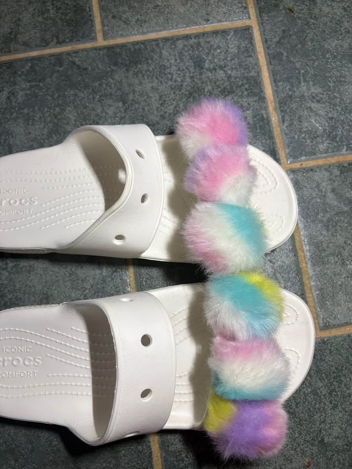 New & Unused!!! Crocs Classic Fur Sure Sandal In White. - photo 2