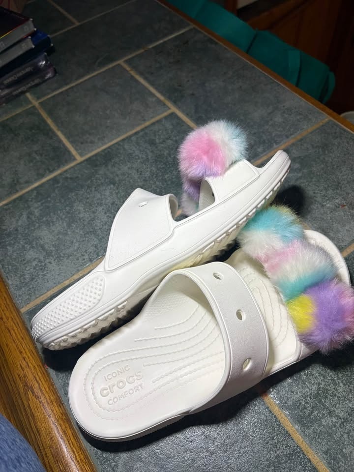 New & Unused!!! Crocs Classic Fur Sure Sandal In White. - photo 3