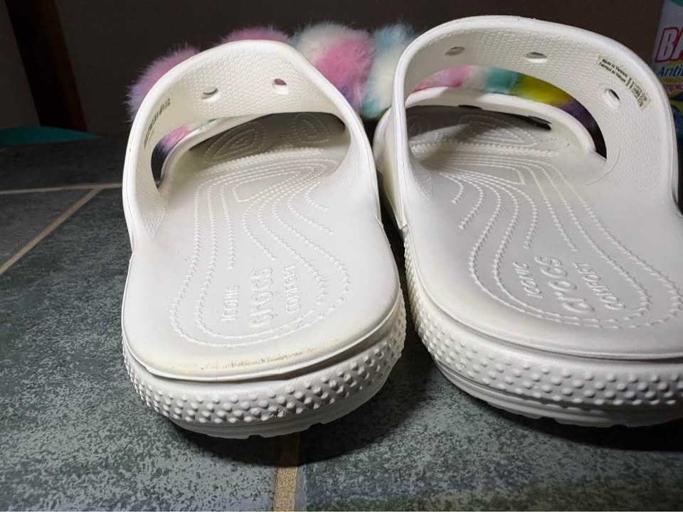 New & Unused!!! Crocs Classic Fur Sure Sandal In White. - photo 5