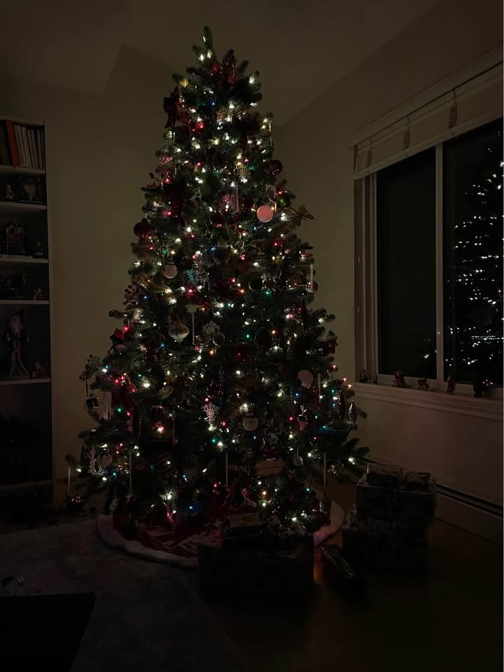 7.5 Pre-lit Christmas Tree - photo 2