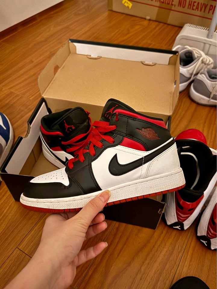 Jordan 1 Mid Gym Red Black Toe