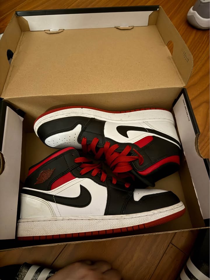 Jordan 1 Mid Gym Red Black Toe - photo 2