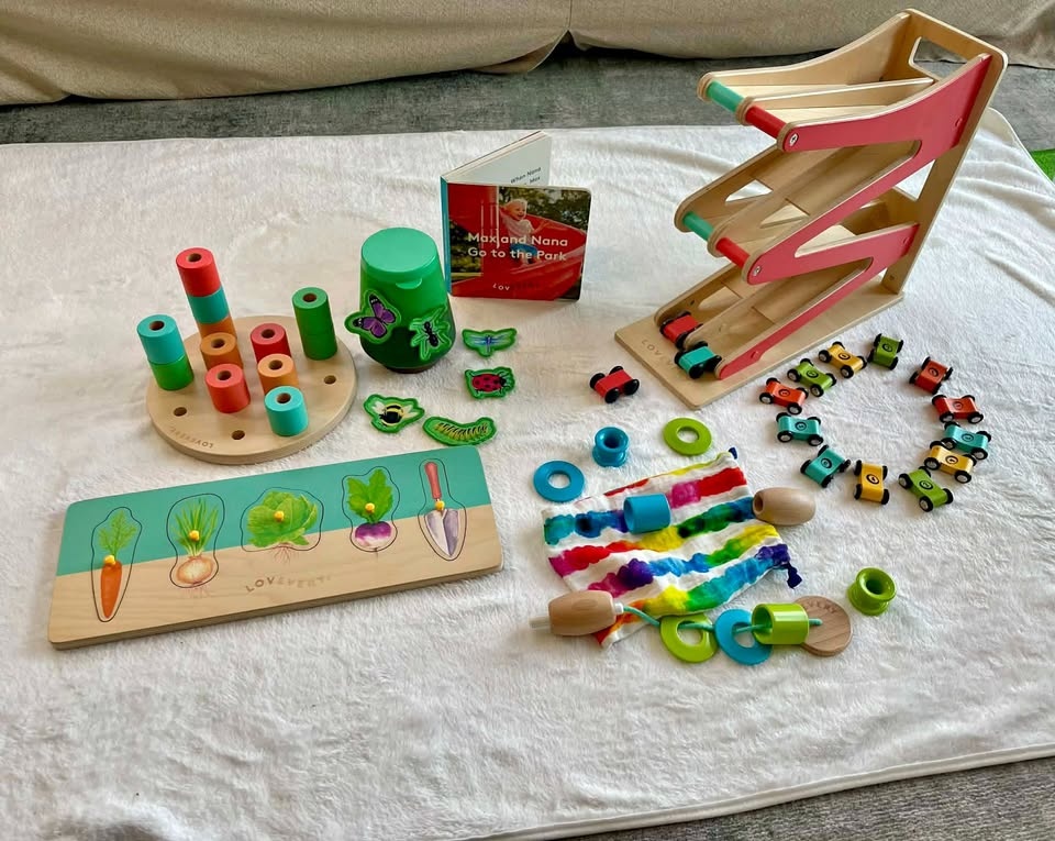 Lovevery The Adventurer Play Kit Months 16-18 (Pioneer Kit)